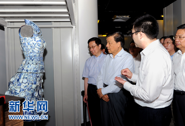 這是7月22日，劉云山在上海國家對外文化貿易基地調研。新華社記者 饒愛民 攝 
