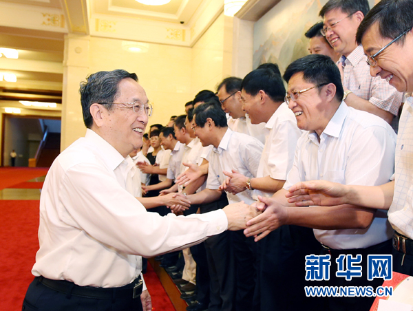 會(huì)前，俞正聲、張高麗接見(jiàn)援藏干部代表，向參加對(duì)口支援西藏工作的各地區(qū)各部門(mén)各單位和廣大援藏干部表示誠(chéng)摯問(wèn)候。新華社記者 姚大偉 攝