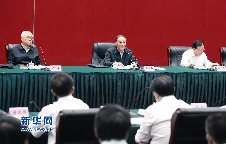 5月8日至10日，中共中央政治局常委、中央紀(jì)委書記王岐山到浙江省調(diào)研，并主持召開部分省區(qū)市紀(jì)委書記座談會(huì)。這是5月9日，王岐山在嘉興主持召開部分省區(qū)市紀(jì)委書記座談會(huì)。新華社記者 姚大偉 攝 