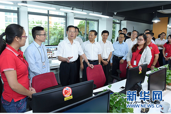 9月16日至18日，中共中央政治局常委、國務院副總理張高麗在廣西調研。這是9月17日，張高麗在南寧美麗傳說公司調研承接產業(yè)轉移和開展跨境電子商務情況。 新華社記者張鐸攝 