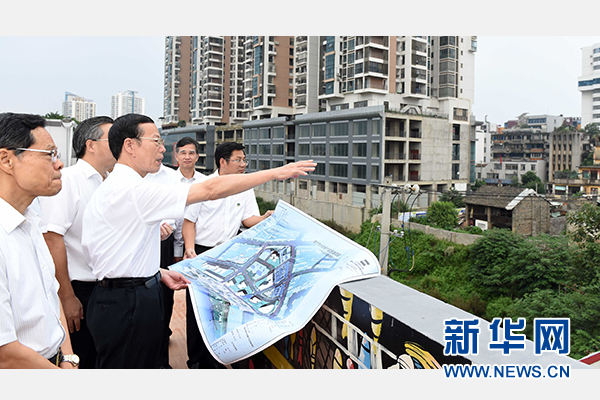 9月16日至18日，中共中央政治局常委、國務院副總理張高麗在廣西調研。這是9月16日，張高麗實地考察南寧水街棚戶區(qū)改造項目現(xiàn)場。 新華社記者張鐸攝 
