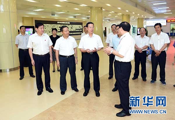 9月16日至18日，中共中央政治局常委、國務院副總理張高麗在廣西調研。這是9月17日，張高麗在南寧市公共資源交易中心對外服務大廳了解自治區(qū)簡政放權有關工作。 新華社記者張鐸攝