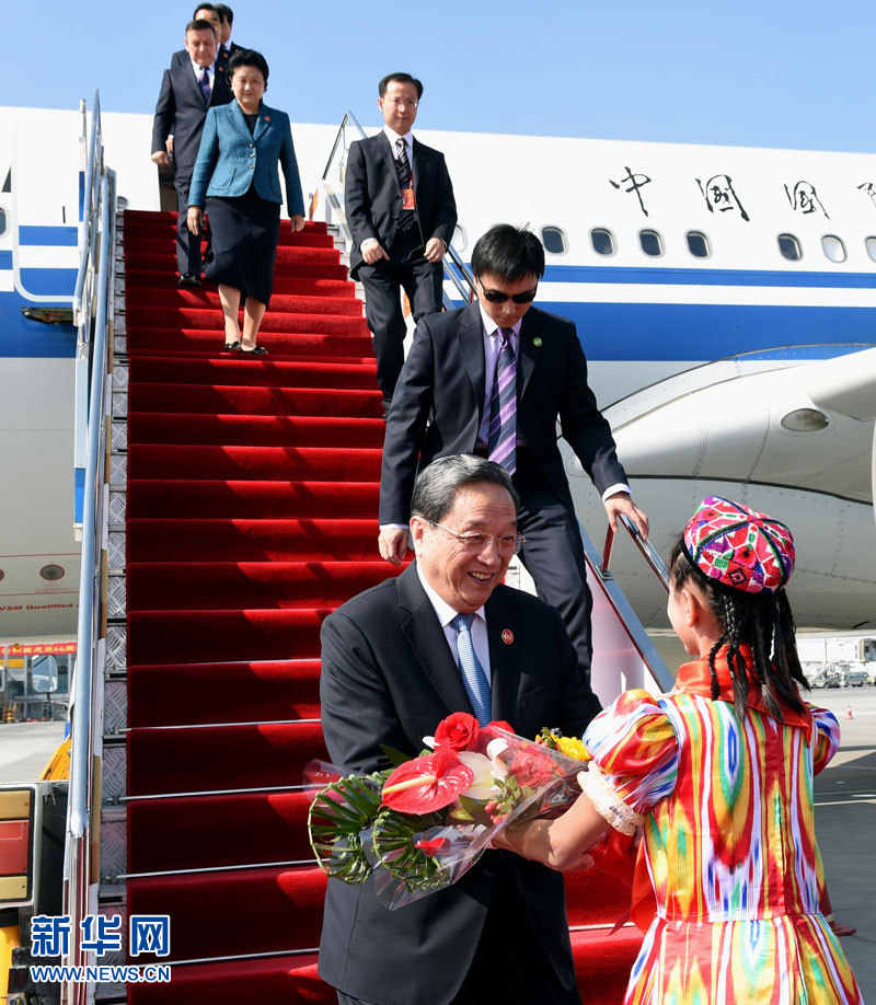 9月25日，以中共中央政治局常委、全國(guó)政協(xié)主席俞正聲為團(tuán)長(zhǎng)的中央代表團(tuán)飛抵烏魯木齊，出席新疆維吾爾自治區(qū)成立60周年慶?；顒?dòng)。新華社記者 饒愛(ài)民 攝
