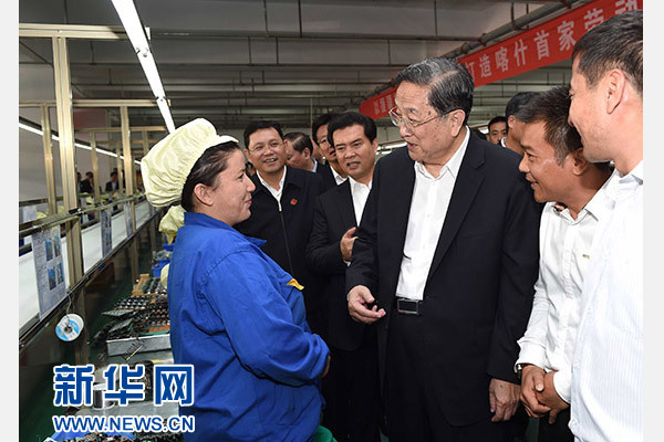 這是俞正聲等在喀什經(jīng)濟開發(fā)區(qū)深圳產(chǎn)業(yè)園視察電子產(chǎn)品生產(chǎn)線，并與現(xiàn)場工人親切交流。新華社記者 饒愛民 攝