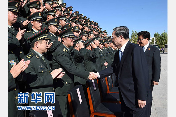 這是俞正聲等赴南疆軍區(qū)慰問，會見官兵代表。新華社記者 饒愛民 攝