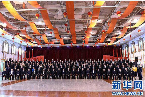 這是俞正聲同喀什地區(qū)有關(guān)負(fù)責(zé)同志、各界人士代表、援疆干部代表合影留念。新華社記者 饒愛民 攝