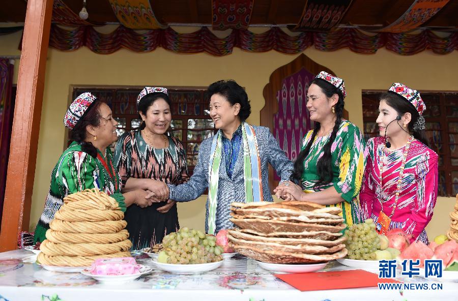 　9月26日，中共中央政治局委員、國務院副總理、中央代表團副團長劉延東率中央代表團分團到和田地區(qū)看望慰問各族干部群眾。這是劉延東在和田市吉亞鄉(xiāng)喀勒塔吐格曼村與維吾爾族群眾在一起。新華社記者張領(lǐng)攝