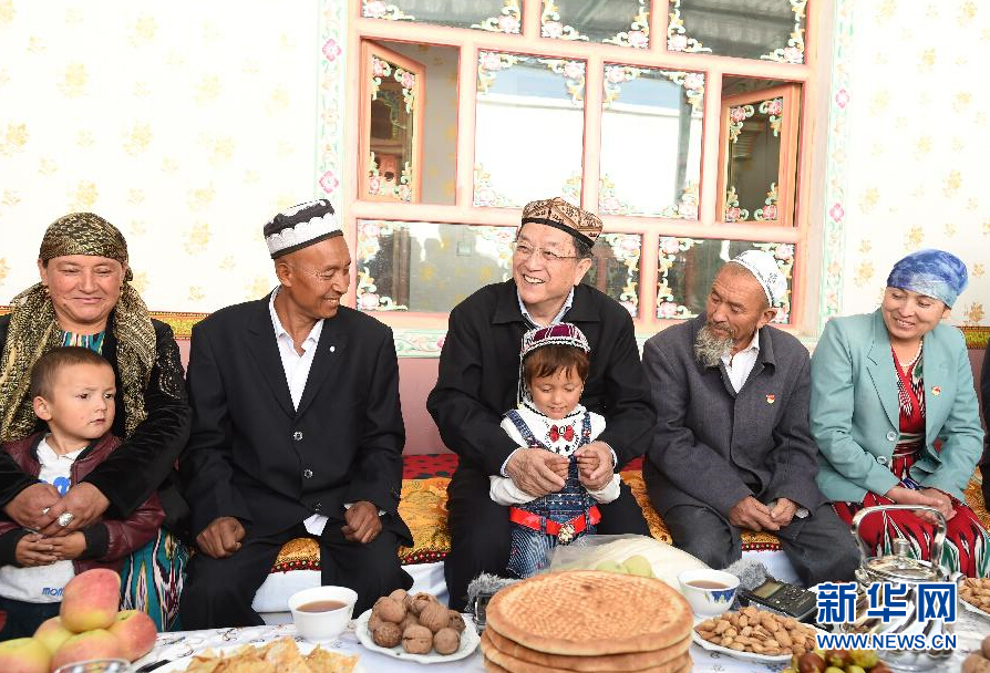 9月27日，中共中央政治局常委、全國(guó)政協(xié)主席、中央代表團(tuán)團(tuán)長(zhǎng)俞正聲率中央代表團(tuán)部分成員赴喀什地區(qū)莎車(chē)縣看望各族干部群眾。這是俞正聲在莎車(chē)縣艾力西湖鎮(zhèn)21村看望維吾爾族村民阿布來(lái)提&middot;阿不力孜一家。新華社記者 高潔 攝