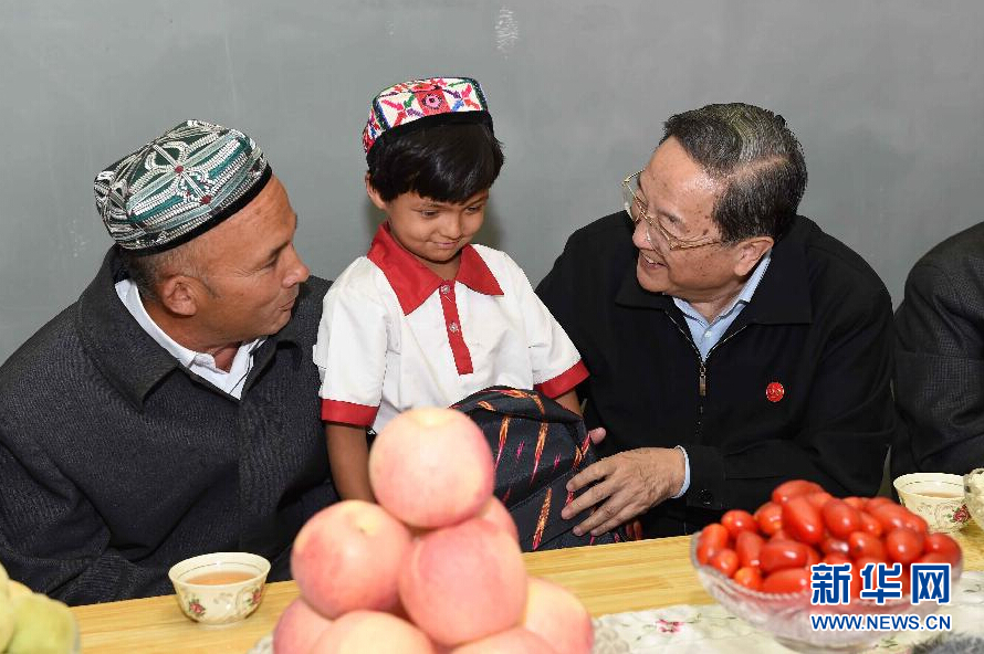 9月27日，中共中央政治局常委、全國(guó)政協(xié)主席、中央代表團(tuán)團(tuán)長(zhǎng)俞正聲率中央代表團(tuán)部分成員赴喀什地區(qū)莎車(chē)縣看望各族干部群眾。這是俞正聲到新疆生產(chǎn)建設(shè)兵團(tuán)第三師莎車(chē)農(nóng)場(chǎng)維吾爾族團(tuán)場(chǎng)職工家中看望，并向小朋友贈(zèng)送學(xué)習(xí)用品。新華社記者 饒愛(ài)民 攝