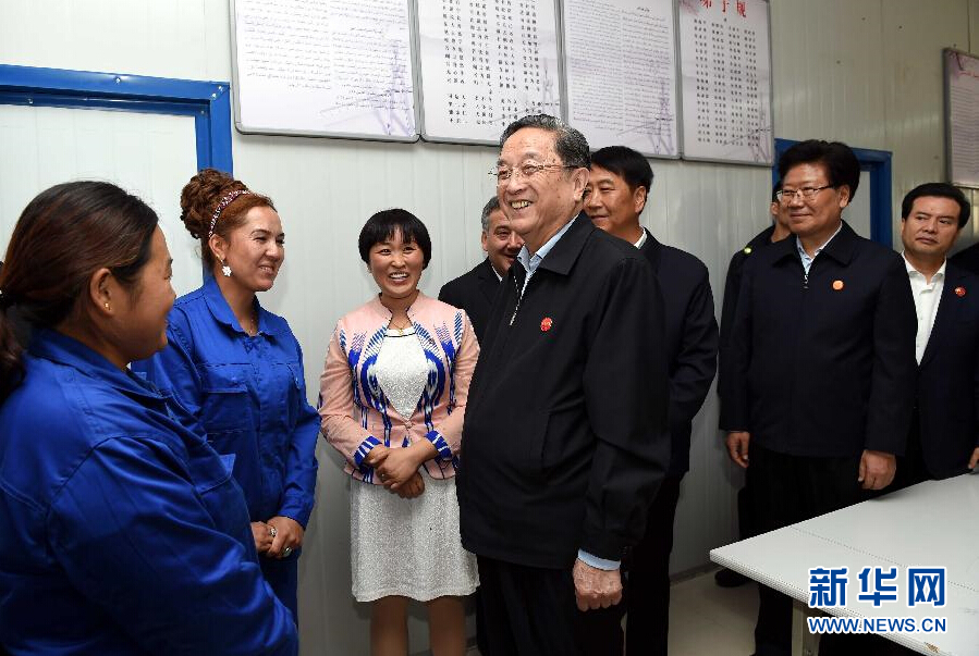 9月27日，中共中央政治局常委、全國(guó)政協(xié)主席、中央代表團(tuán)團(tuán)長(zhǎng)俞正聲率中央代表團(tuán)部分成員來(lái)到新疆英吉沙縣喀什中興手套有限公司考察。新華社記者 饒愛(ài)民 攝 