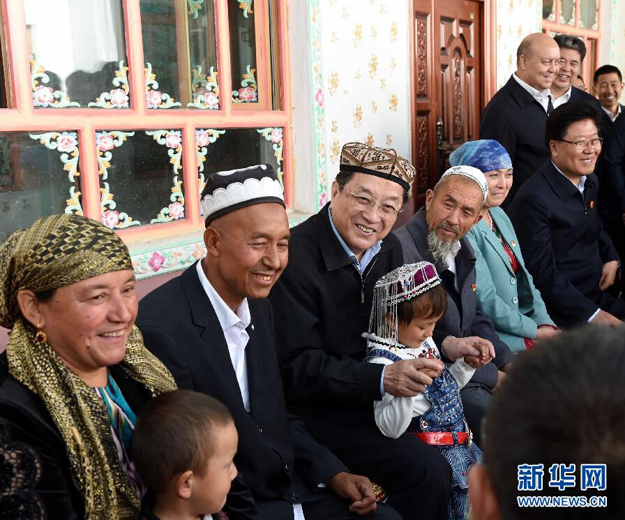 9月27日，中共中央政治局常委、全國(guó)政協(xié)主席、中央代表團(tuán)團(tuán)長(zhǎng)俞正聲率中央代表團(tuán)部分成員赴喀什地區(qū)莎車(chē)縣看望各族干部群眾。這是俞正聲在莎車(chē)縣艾力西湖鎮(zhèn)21村看望維吾爾族村民阿布來(lái)提&middot;阿不力孜一家。新華社記者 饒愛(ài)民 攝