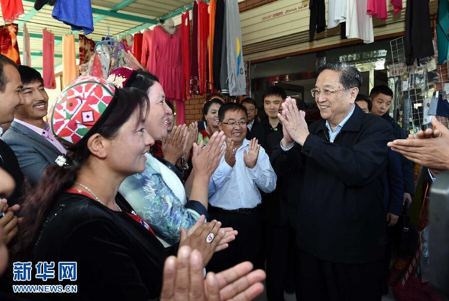 9月27日，中共中央政治局常委、全國(guó)政協(xié)主席、中央代表團(tuán)團(tuán)長(zhǎng)俞正聲率中央代表團(tuán)部分成員赴喀什地區(qū)莎車(chē)縣看望各族干部群眾。這是俞正聲在莎車(chē)縣艾力西湖鎮(zhèn)21村看望慰問(wèn)維吾爾族群眾。新華社記者 饒愛(ài)民 攝