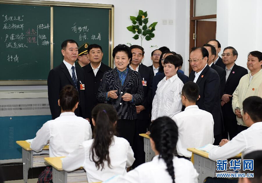 9月27日，中共中央政治局委員、國務院副總理、中央代表團副團長劉延東率中央代表團分團，帶著黨中央、國務院的親切關懷和全國各族人民的深切情誼，來到和田地區(qū)、阿克蘇地區(qū)慰問各族干部群眾，并祝賀大家中秋節(jié)快樂。這是劉延東視察對口援建的和田天津中學。新華社記者 張領 攝
