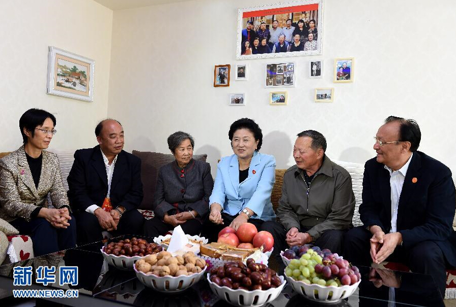 9月27日，中共中央政治局委員、國務院副總理、中央代表團副團長劉延東率中央代表團分團，帶著黨中央、國務院的親切關懷和全國各族人民的深切情誼，來到和田地區(qū)、阿克蘇地區(qū)慰問各族干部群眾，并祝賀大家中秋節(jié)快樂。這是劉延東來到新疆生產(chǎn)建設兵團第一師五團團場退休職工包春祥家中慰問。新華社記者 張領 攝