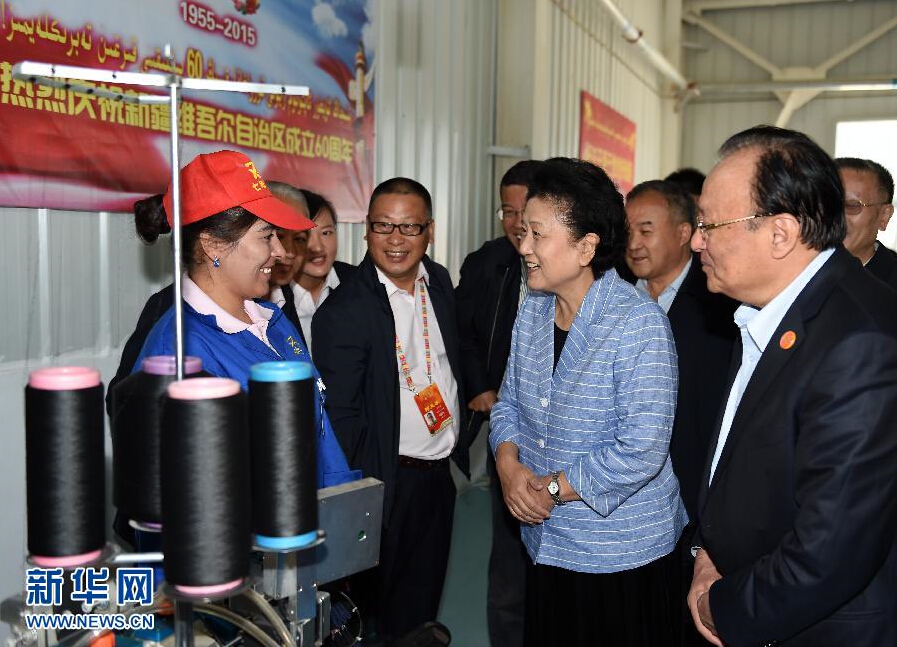 9月28日，中共中央政治局委員、國務(wù)院副總理、中央代表團副團長劉延?xùn)|率中央代表團分團赴阿克蘇地區(qū)、伊犁哈薩克自治州慰問，與各族干部群眾共度節(jié)日、共享歡樂。這是劉延?xùn)|在阿克蘇紡織工業(yè)城慰問棉紡工人。新華社記者張領(lǐng)攝