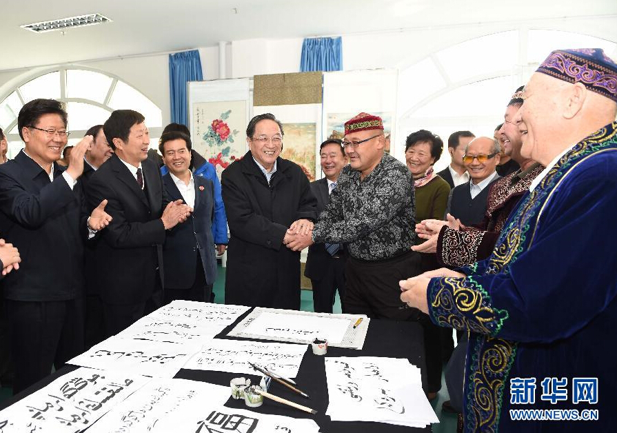 9月29日，中共中央政治局常委、全國政協(xié)主席、中央代表團(tuán)團(tuán)長俞正聲率中央代表團(tuán)部分成員赴阿勒泰地區(qū)看望各族干部群眾。這是俞正聲來到阿勒泰地區(qū)老年人活動中心，觀看老同志書畫展，同老同志親切交談。新華社記者 高潔 攝