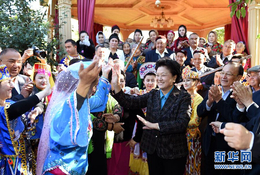 9月29日，中共中央政治局委員、國務院副總理、中央代表團副團長劉延東率中央代表團分團在伊犁哈薩克自治州看望慰問各族干部群眾。這是劉延東在伊寧市漢賓鄉(xiāng)發(fā)展村考察慰問時與表演維吾爾族傳統(tǒng)歌舞&ldquo;麥西來甫&rdquo;的村民們交流。新華社記者張領攝