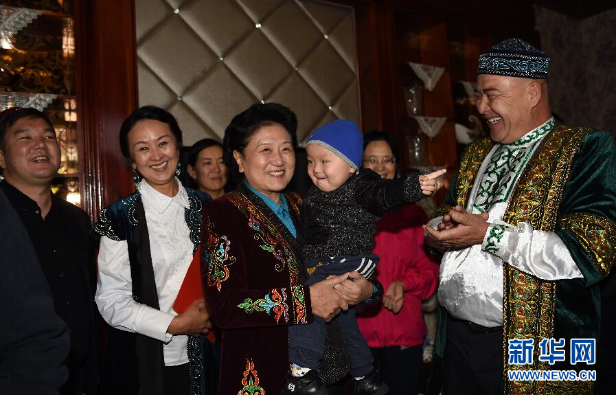 9月29日，中共中央政治局委員、國務院副總理、中央代表團副團長劉延東率中央代表團分團在伊犁哈薩克自治州看望慰問各族干部群眾。這是劉延東在伊寧市漢賓鄉(xiāng)發(fā)展村走訪慰問哈薩克族村民。新華社記者張領攝