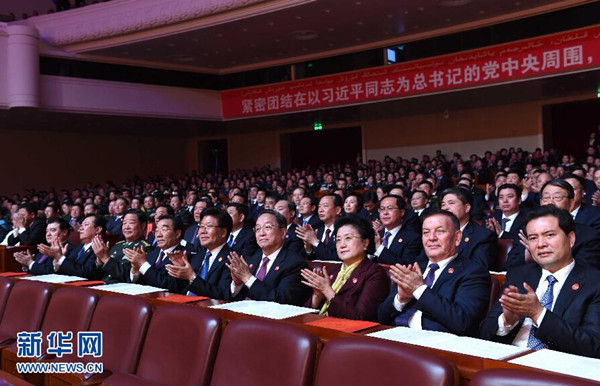     9月30日，慶祝新疆維吾爾自治區(qū)成立60周年文藝晚會《新疆禮贊》在新疆人民會堂精彩呈現(xiàn)。中共中央政治局常委、全國政協(xié)主席、中央代表團團長俞正聲，與2000余名各族群眾代表一起觀看演出。新華社記者 饒愛民 攝