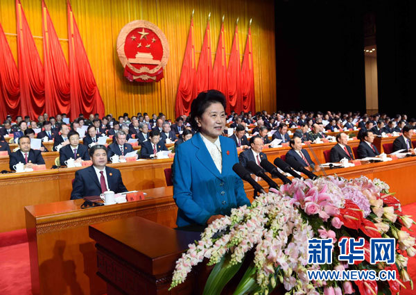 10月1日，慶祝中華人民共和國成立66周年暨新疆維吾爾自治區(qū)成立60周年大會在新疆人民會堂隆重舉行。這是中共中央政治局委員、國務(wù)院副總理、中央代表團(tuán)副團(tuán)長劉延?xùn)|宣讀中共中央、全國人大常委會、國務(wù)院、全國政協(xié)、中央軍委關(guān)于慶祝新疆維吾爾自治區(qū)成立60周年的賀電。新華社記者 饒愛民 攝 