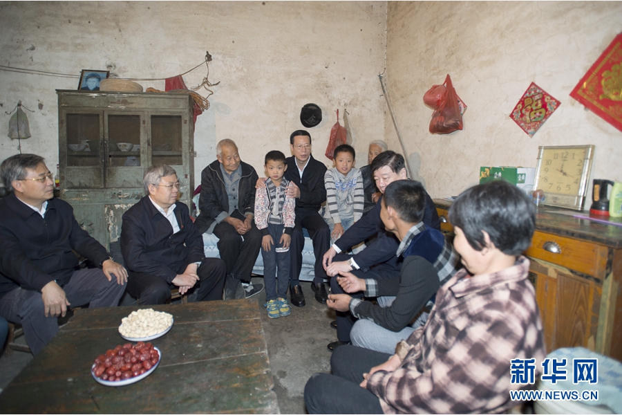 10月22日至23日，中共中央政治局常委、國(guó)務(wù)院副總理張高麗在山東調(diào)研扶貧工作情況。這是10月22日，張高麗在菏澤市巨野縣田莊鎮(zhèn)后屯村入戶看望生活困難村民。 新華社記者 王曄 攝