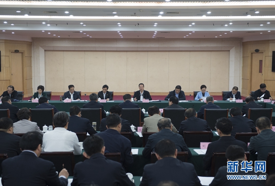 10月22日至23日，中共中央政治局常委、國(guó)務(wù)院副總理張高麗在山東調(diào)研扶貧工作情況。這是10月23日，張高麗在菏澤市主持召開扶貧工作座談會(huì)。 新華社記者 王曄 攝