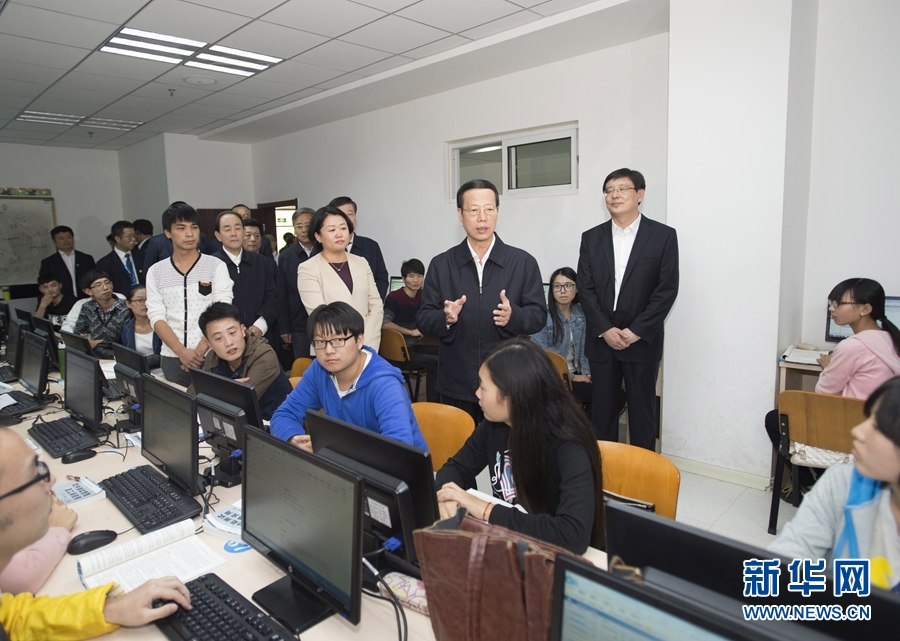 10月22日至23日，中共中央政治局常委、國(guó)務(wù)院副總理張高麗在山東調(diào)研扶貧工作情況。這是10月22日，張高麗在濟(jì)寧市惠普軟件人才實(shí)訓(xùn)基地調(diào)研教育培訓(xùn)脫貧有關(guān)情況。 新華社記者 王曄 攝
