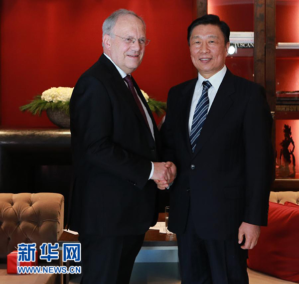 1月21日，中國(guó)國(guó)家副主席李源潮（右）在瑞士達(dá)沃斯會(huì)見瑞士聯(lián)邦主席施奈德－阿曼。 新華社記者羅歡歡攝