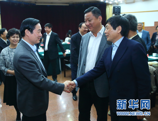 4月12日，中共中央政治局委員、中央書(shū)記處書(shū)記、中宣部部長(zhǎng)劉奇葆在北京出席&ldquo;走向世界的中國(guó)兒童文學(xué)&rdquo;座談會(huì)并講話。這是座談會(huì)后，劉奇葆與國(guó)際安徒生獎(jiǎng)獲得者、兒童文學(xué)作家曹文軒握手。新華社記者丁海濤攝