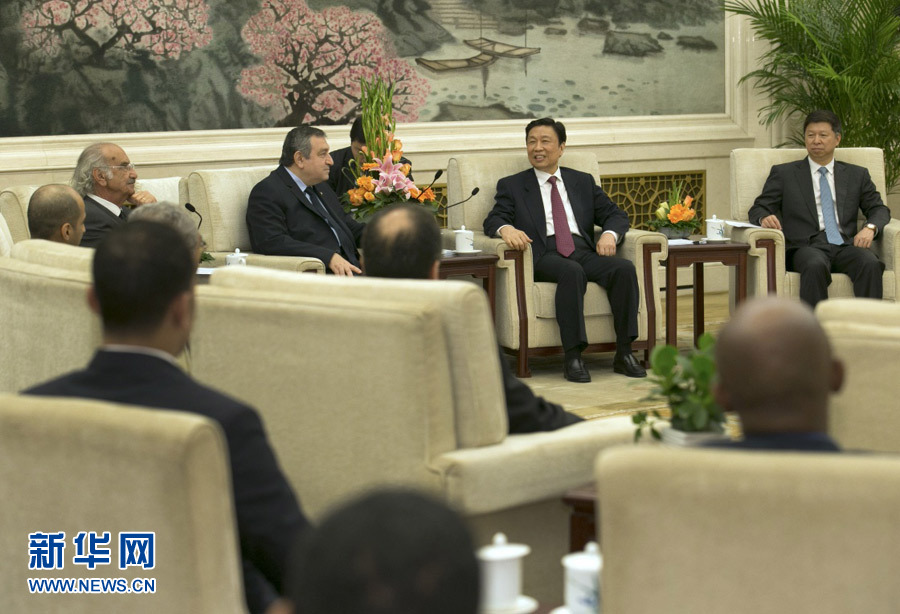 4月25日，國(guó)家副主席李源潮在北京人民大會(huì)堂會(huì)見(jiàn)出席&ldquo;中國(guó)－阿拉伯國(guó)家政黨對(duì)話會(huì)&rdquo;的外方代表。 新華社記者馬占成攝