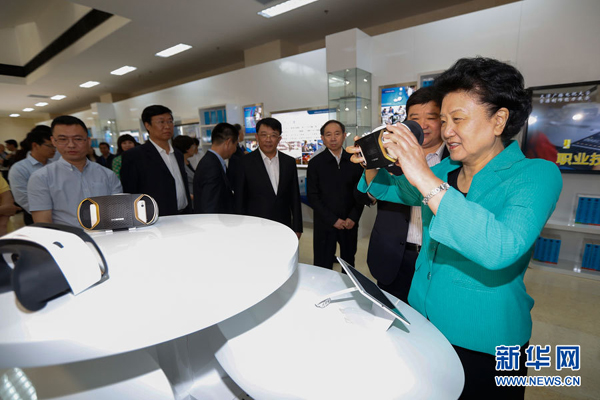 5月8日，中共中央政治局委員、國(guó)務(wù)院副總理劉延?xùn)|在天津出席2016年職業(yè)教育活動(dòng)周啟動(dòng)儀式暨全國(guó)職業(yè)院校技能大賽開(kāi)幕式。這是劉延?xùn)|（右一）在天津廣播電視大學(xué)體驗(yàn)區(qū)，通過(guò)全景VR設(shè)備體驗(yàn)汽車修理培訓(xùn)課程。新華社記者 沈伯韓攝