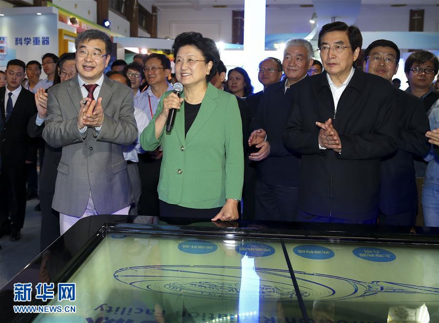 (新華網(wǎng))劉延?xùn)|、郭金龍參加2016年全國(guó)科技活動(dòng)周活動(dòng)