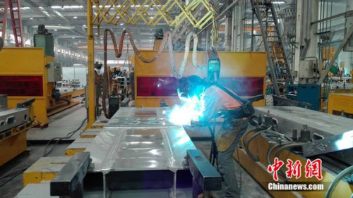 中車青島四方機(jī)車車輛股份有限公司&ldquo;80后&rdquo;高級(jí)技師張合禮在車間焊接鋼縫。