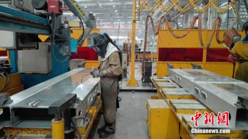 焊接工人正在工作。中新網(wǎng) 邱宇 攝