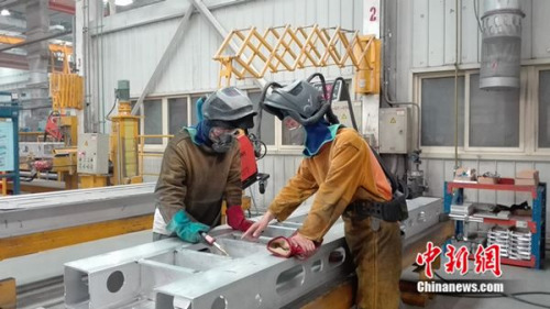 張合禮指導(dǎo)徒弟工作。中新網(wǎng) 邱宇 攝