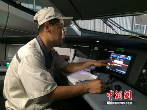 中車青島四方機(jī)車車輛股份有限公司高鐵調(diào)試高級技師周勇在演示調(diào)試過程。中新網(wǎng) 邱宇 攝