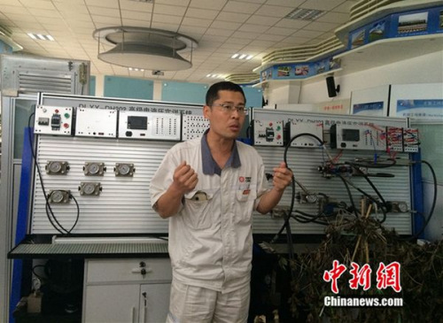 周勇在工作室介紹設(shè)備。中新網(wǎng) 邱宇攝