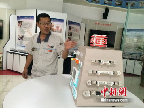 周勇在工作室介紹他制作的模型。中新網(wǎng) 邱宇 攝