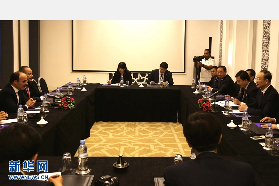 9月19日，在摩洛哥首都拉巴特，中共中央書記處書記、全國政協(xié)副主席杜青林（右一）會見摩洛哥真實(shí)性與現(xiàn)代黨總書記奧馬里（左一）。應(yīng)摩洛哥參議院邀請，中共中央書記處書記、全國政協(xié)副主席杜青林于18日至20日率中共代表團(tuán)訪摩，分別會見政府首腦本&middot;基蘭、參議長本希馬、真實(shí)性與現(xiàn)代黨總書記奧馬里等。新華社記者劉鍇攝