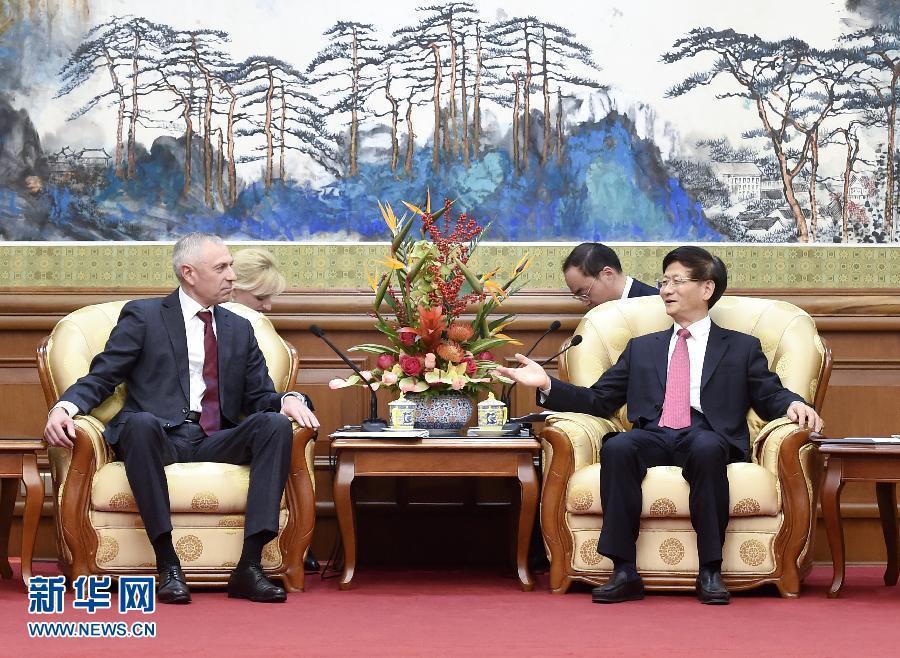 11月25日，中共中央政治局委員、中央政法委書(shū)記孟建柱在北京會(huì)見(jiàn)白俄羅斯總統(tǒng)辦公廳副主任米茨克維奇。 新華社記者燕雁攝 