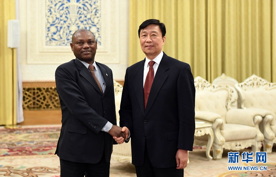 12月26日，國(guó)家副主席李源潮在北京會(huì)見圣多美和普林西比外交和海外僑民部部長(zhǎng)博特略。 新華社記者 張鐸 攝