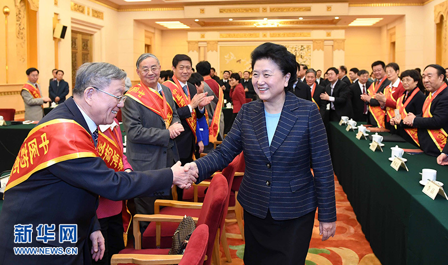 12月29日，中共中央政治局委員、國務院副總理劉延東在北京與中醫(yī)藥高等學校教學名師座談。這是座談會前，劉延東與獲得表彰的教師握手。新華社記者 張鐸 攝