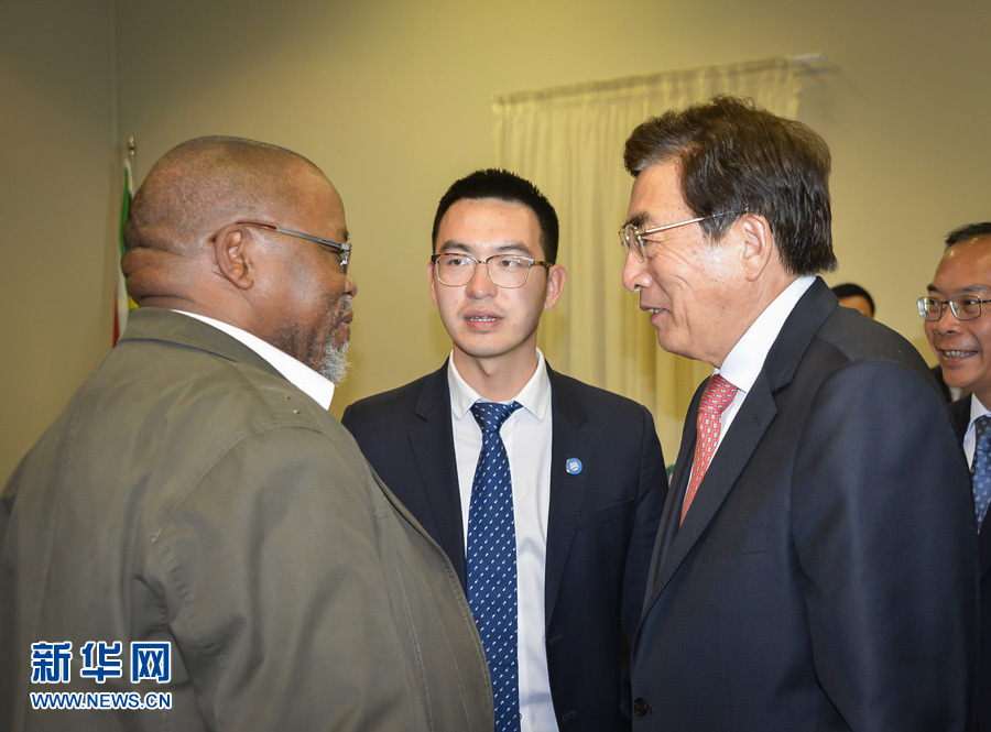 3月26日，中共中央政治局委員、北京市委書記郭金龍（前右）在南非約翰內(nèi)斯堡與執(zhí)政的南非非洲人國民大會總書記曼塔謝（前左）舉行工作會談。  新華社記者趙熙攝