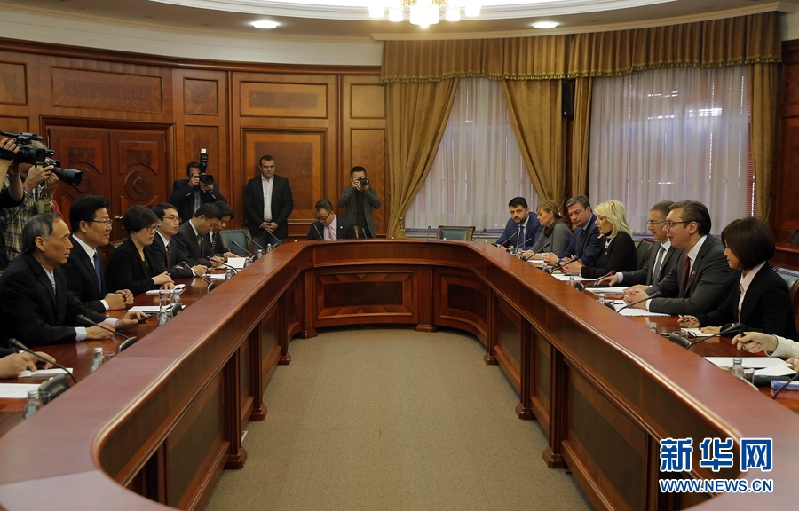 4月12日，塞爾維亞前進(jìn)黨主席、政府總理武契奇（右二）在貝爾格萊德會(huì)見(jiàn)中共中央政治局委員、中央黨的建設(shè)工作領(lǐng)導(dǎo)小組副組長(zhǎng)張春賢（左二）。新華社發(fā)（普雷德拉格&middot;米洛薩夫列維奇攝）