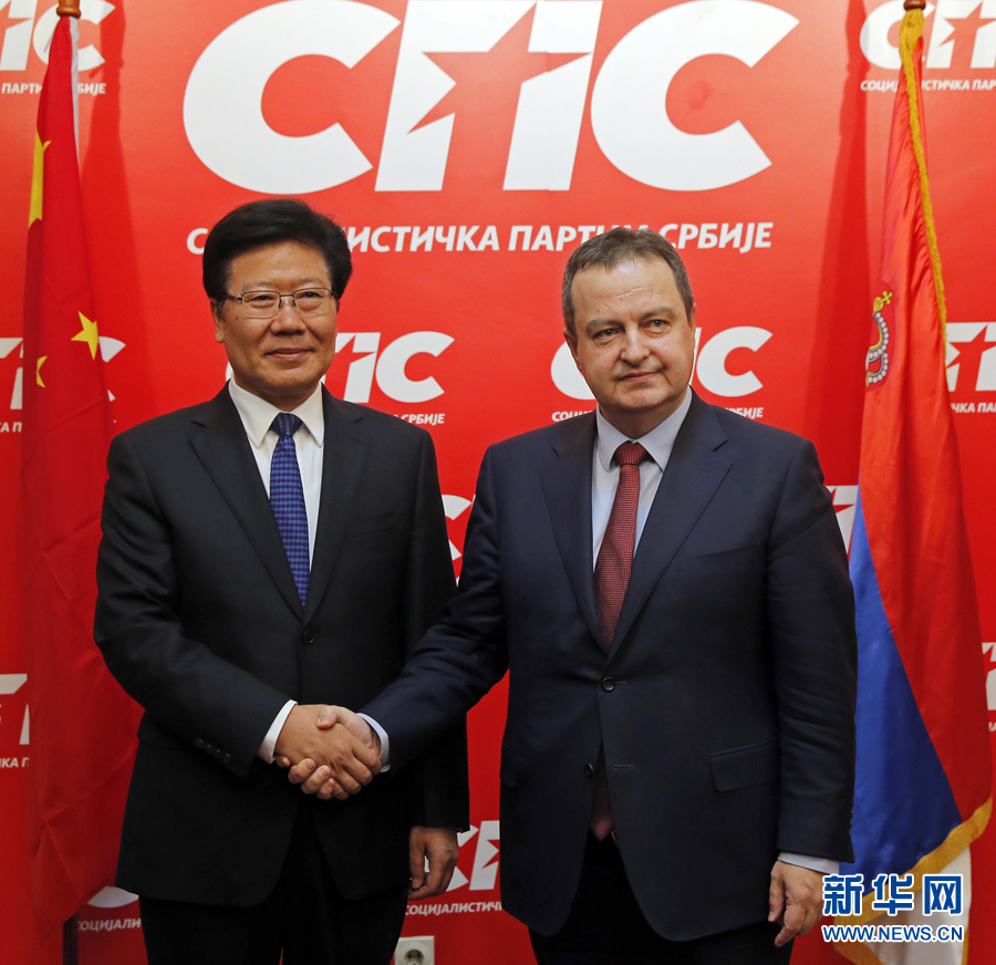 4月13日，中共中央政治局委員、中央黨的建設(shè)工作領(lǐng)導(dǎo)小組副組長(zhǎng)張春賢（左）在塞爾維亞貝爾格萊德會(huì)見(jiàn)塞社會(huì)黨主席、政府第一副總理兼外長(zhǎng)達(dá)契奇。新華社發(fā)（普雷德拉格&middot;米洛薩夫列維奇攝）