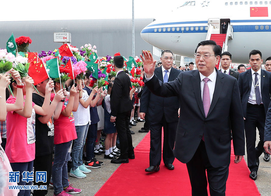 5月8日至10日，中共中央政治局常委、全國人大常委會委員長張德江視察澳門特別行政區(qū)。這是5月8日，張德江抵達澳門國際機場。 新華社記者龐興雷 攝 