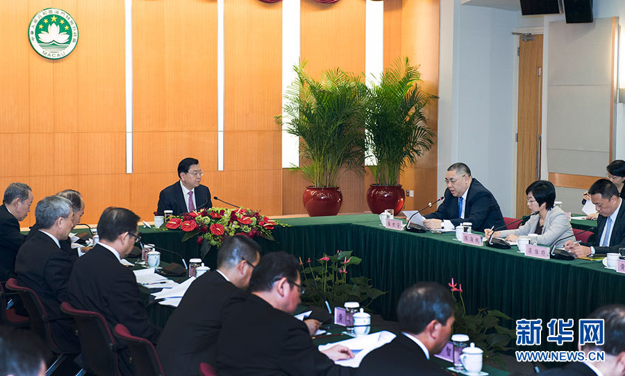 5月8日至10日，中共中央政治局常委、全國人大常委會委員長張德江視察澳門特別行政區(qū)。這是5月8日，張德江聽取澳門特別行政區(qū)政府工作匯報。新華社記者 李學仁 攝