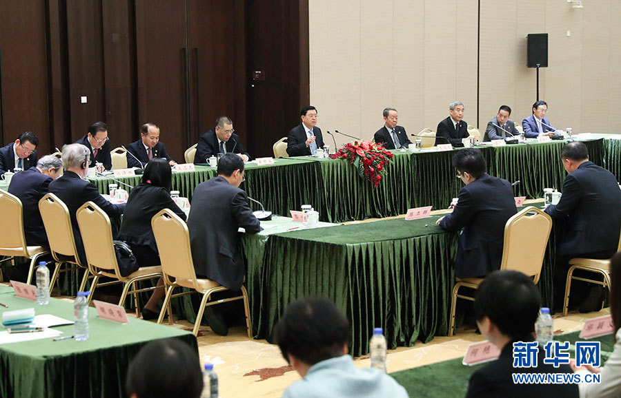 5月8日至10日，中共中央政治局常委、全國人大常委會委員長張德江視察澳門特別行政區(qū)。這是5月10日，張德江與教育工作者和學生代表座談。新華社記者 龐興雷 攝