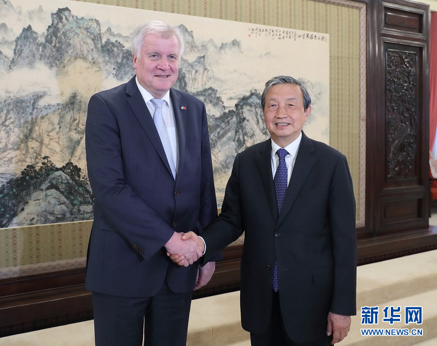 5月10日，國務院副總理馬凱在北京中南海紫光閣會見德國巴伐利亞州州長、基社盟主席霍斯特&middot;澤霍費爾一行。 新華社記者王曄攝