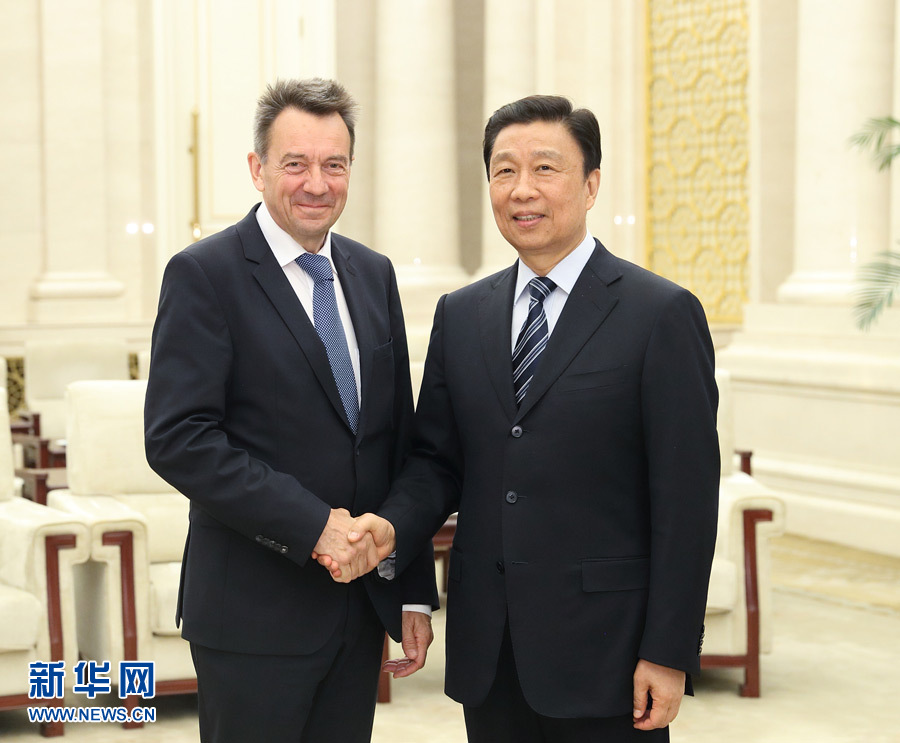 5月15日，國家副主席、中國紅十字會(huì)名譽(yù)會(huì)長李源潮在北京會(huì)見來華出席&ldquo;一帶一路&rdquo;國際合作高峰論壇的紅十字國際委員會(huì)主席莫雷爾。新華社記者 王曄 攝